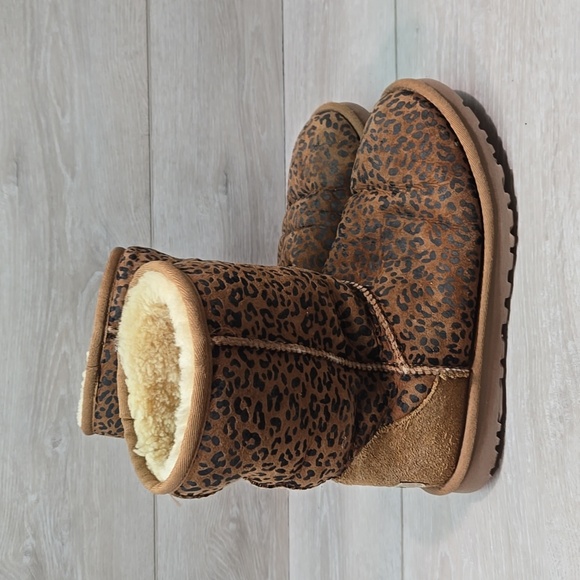 UGG Australia Womem Leopard Pattern Boots Sheepskin Shoes Sz 7 - Picture 2 of 15